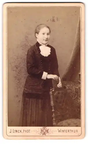 Fotografie J. Linck, Winterthur, Portrait hübsch gekleidete Dame mit einem Buch