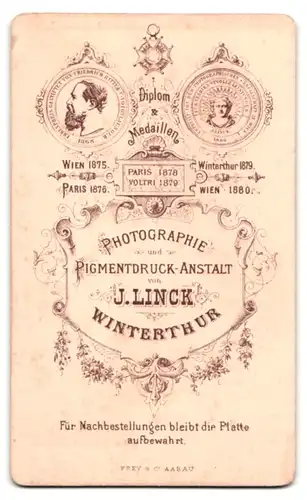 Fotografie J. Linck, Winterthur, Portrait kleines Mädchen im karierten Kleid mit einem Wagen