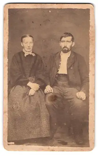 Fotografie unbekannter Fotograf und Ort, Portrait bürgerliches Paar in modischer Kleidung