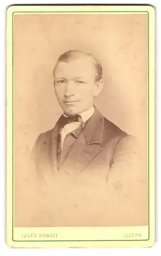 Fotografie Jules Bonnet, Luzern, Portrait junger Herr im Anzug mit Krawatte