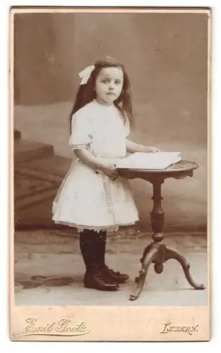 Fotografie Emil Goetz, Luzern, Hirschmattstrasse 8, Portrait hübsch gekleidetes Mädchen mit einem Buch