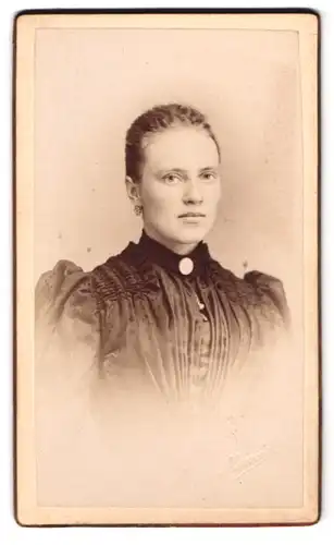 Fotografie A. Louvois, Lez-Bruxelles, 51, Chaussée de Louvain, Portrait junge Dame mit zurückgebundenem Haar