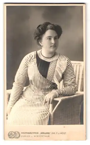 Fotografie F. J. Koest, Zürich, Bahnhofstrasse 110, Portrait junge Dame im modischen Kleid