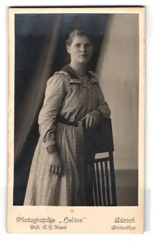 Fotografie F. J. Koest, Zürich, Bahnhofstrasse 110, Portrait junge Dame im karierten Kleid