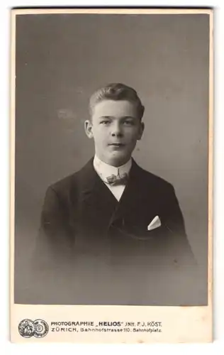 Fotografie F. J. Köst, Zürich, Bahnhofstrasse 110, Portrait junger Mann im Anzug mit Fliege