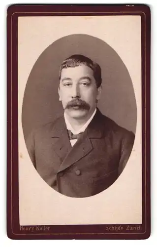 Fotografie Henry Keller, Zürich, Schipfe Luchs 51, Portrait modisch gekleideter Herr mit Walross