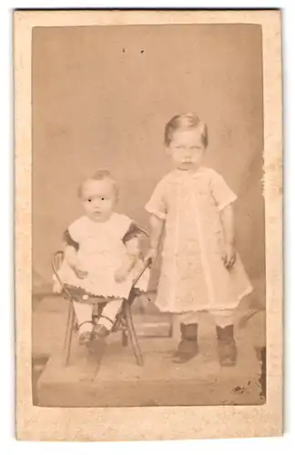 Fotografie unbekannter Fotograf und Ort, Portrait kleines Mädchen und Kleinkind in modischer Kleidung