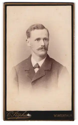 Fotografie C. Stephan, Winterthur, Wartstrasse 420, Portrait modisch gekleideter Herr mit Moustache