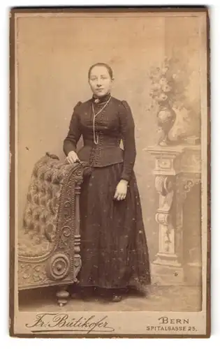 Fotografie Fr. Bütikofer, Bern, Spitalgasse 25, Portrait junge Dame in modischer Kleidung