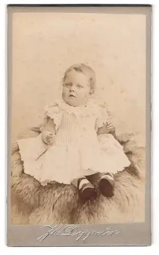 Fotografie Jb. Deppeler, Bern, Marktgasse 46, Portrait süsses Kleinkind im hübschen Kleid