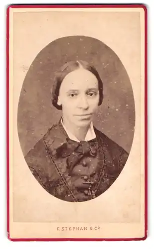 Fotografie F. Stephan & Co., Winterthur, Portrait junge Dame mit zeitgenössischer Frisur