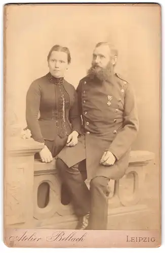 Fotografie Atelier Bellach, Leipzig, Gellert-Str. 12, Portrait älterer Soldat in Uniform mit Orden und Vollbart