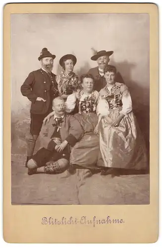 Fotografie Siegfried Leutemann, Leipzig, Körnerplatz 8, Portrait Gesellschaft in bayrischer Tracht zu Fasching