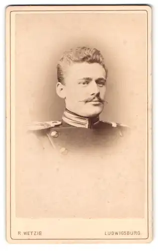 Fotografie R. Wetzig, Ludwigsburg, Portrait Soldat in Garde Uniform mit Epauletten