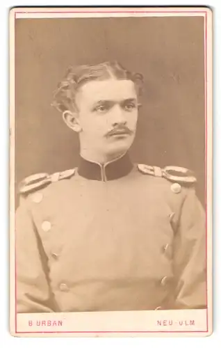 Fotografie B. Urban, Neu-Ulm, Insel, Portrait Soldat in Uniform mit Epauletten und Schnauzbart