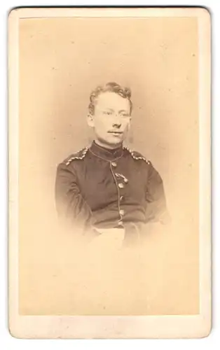 Fotografie Fotograf und Ort unbekannt, Portrait Einjährig-Freiwilliger in Uniform