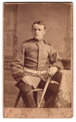 Fotografie Carl Dittmar, Landshut, zwischen den Brücken, Portrait Soldat in Uniform mit Säbel