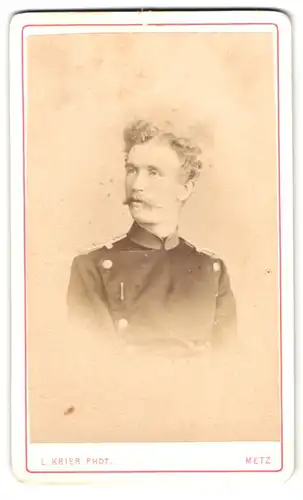 Fotografie L. Krier, Metz, Rue des Clercs 11, Portrait Soldat in Uniform mit Schnauzer und Locken