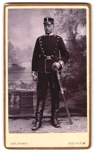 Fotografie Calr Brandt, Stockholm, Drottninggatan 18, Portrait schwedischer Soldat in Uniform mit Säbel