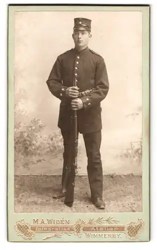 Fotografie M. A. Widen, Wimmerby, Portrait schwedischer Soldat in Uniform Rgt. 11 mit Karabiner