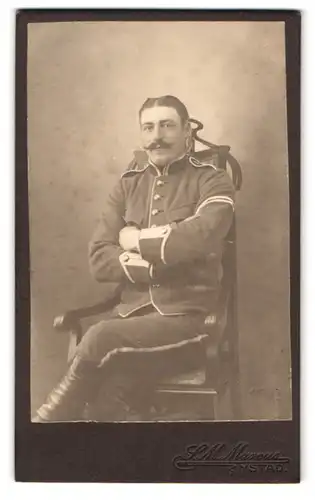 Fotografie S. M. Marcus, Ystad, Portrait Soldat Ekdahl in Uniform auf einem Stuhl sitzend