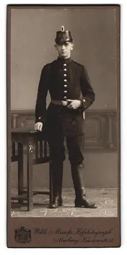 Fotografie Wilh. Mauss, Marburg, Kasernenstr. 15, Portrait Marburger Jäger in Uniform mit Tschako