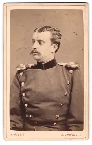 Fotografie R. Wetzig, Ludwigsburg, Stuttgarter-Str. 10, Portrait Soldat in Uniform mit Epauletten