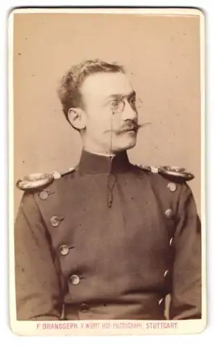Fotografie F. Brandseph, Stuttgart, Marienstr. 36, Portrait Soldat in Uniform mit Epauletten und Zwicker Brille