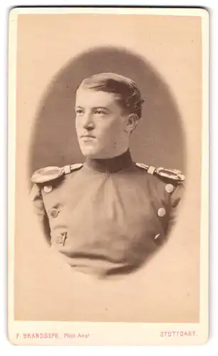 Fotografie F. Brandseph, Stuttgart, Marienstr. 36, Portrait junger Soldat in Uniform mit Epauletten