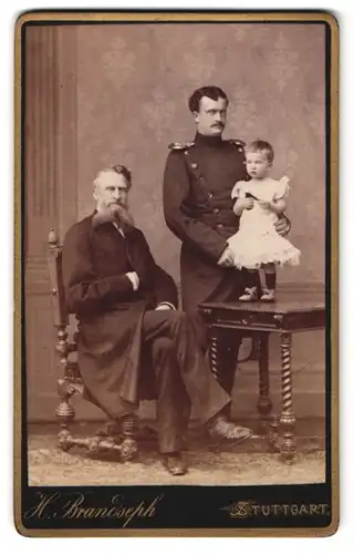 Fotografie H. Brandseph, Stuttgart, Marienstr. 36, Portrait Soldat in Uniform mit Epauletten und Tochter im Atelier