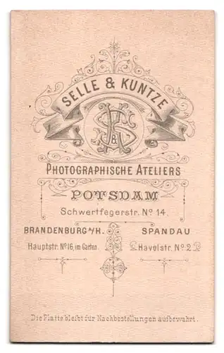 Fotografie Selle & Kuntze, Potsdam, Schwertfegerstr. 14, Portrait Uffz. in Gardeuniform mit Epauletten