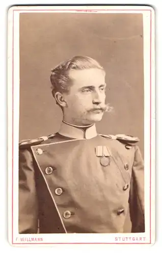 Fotografie F. Willmann, Stuttgart, Marienstr. 36, Portrait Chevaulegers in Uniform mit Orden und Epauletten