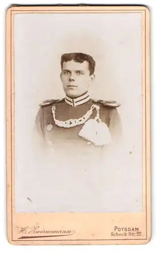 Fotografie H. Zwirnemann, Potsdam, Schockstr. 27, Portrait junger Soldat in Garde Uniform mit Schützenschnur