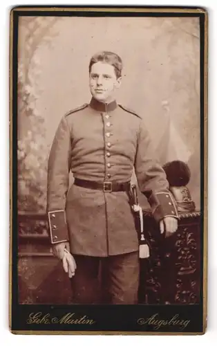 Fotografie Gebr. Martin, Augsburg, Bahnhofstr., Portrait Soldat in Uniform Rgt. 12 mit Raupenhelm und Bajonett