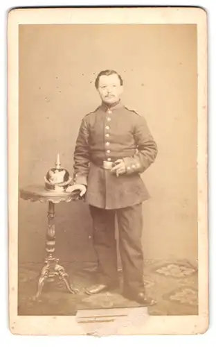 Fotografie Fotograf und Ort unbekannt, Portrait Soldat in Feldgrau Uniform mit badener Pickelhaube