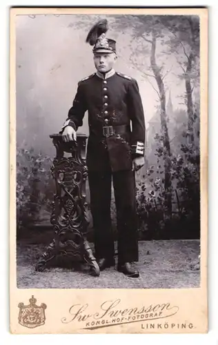 Fotografie Sw. Swensson, Linköping, Portrait Soldat Rikhard Karlsson in Uniform mit Tschako