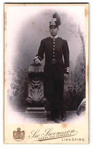 Fotografie Sw. Swensson, Linköping, Portrait Soldat in Garde Uniform mit Tschapka