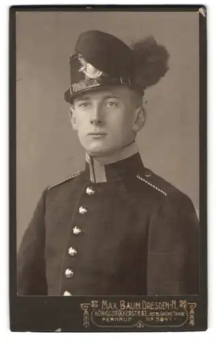 Fotografie Max Baum, Dresden, Königsbrückerstr. 62, Einjährig Freiwilliger Sächsischer Jäger in Uniform mit Tschako