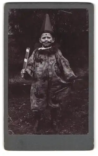 Fotografie Fotograf und Ort unbekannt, Fasching-Karneval, Knabe im Harlekin-Clown Kostüm