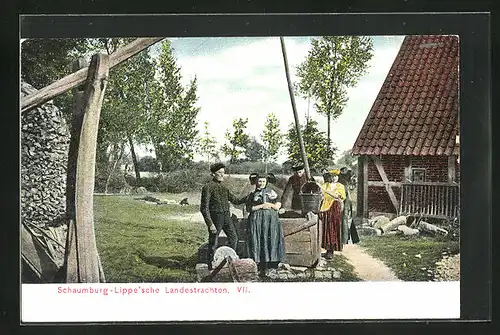 AK Schaumburg-Lippe`sche Landestrachten, Männer und Frauen am Brunnen