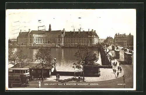 AK London, New County Hall & Boadicea Monument, Strassenbahn