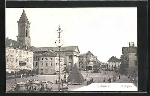 AK Karlsruhe, Marktplatz mit Strassenbahn