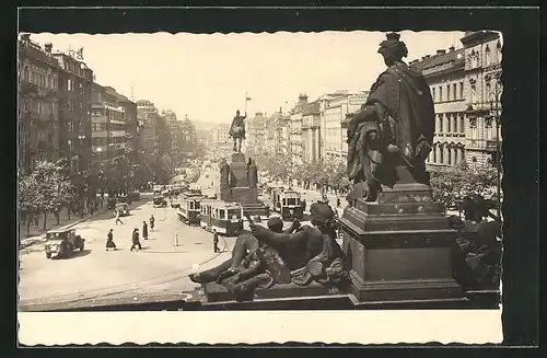 AK Prag, Wenceslaus-Platz mit Strassenbahnen und Statuen