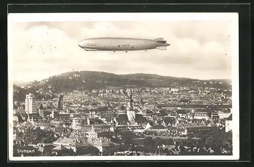 AK Stuttgart, Zeppelin-Luftschiff über der Stadt