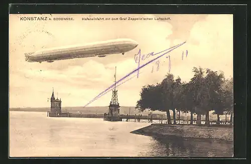 AK Konstanz a. Bodensee, Hafeneinfahrt mit dem Graf Zeppelin Luftschiff