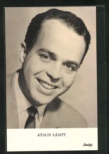 AK Musiker Armin Kämpf in die Kamera lächelnd