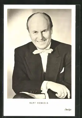 AK Musiker Kurt Henkels im Anzug in die Kamera lächelnd