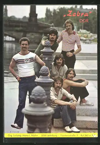 AK Musikergruppe Zebra am Ufer auf einer Treppe