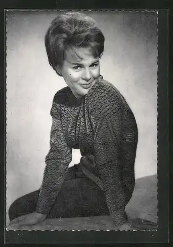 AK Musikerin Conny Froboess mit auffordernden Blick