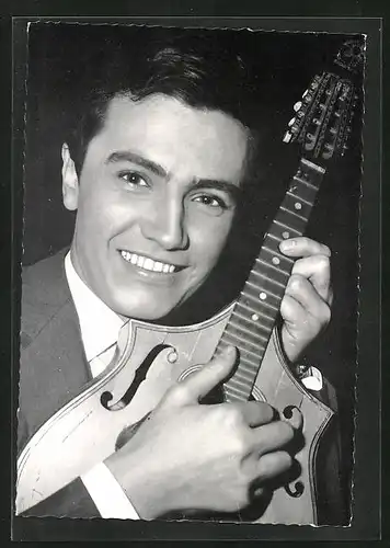 AK Musiker Rex Gildo mit Gitarre in die Kamera lächelnd